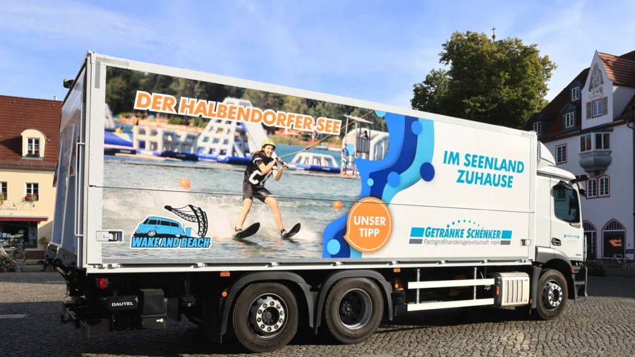 Ein SLH LKW, bedruckt mit Werbung für den Halbendorfer See | SLH Getränke
